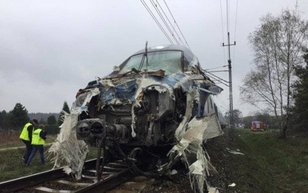 В Польше поезд сбил грузовик: сотни пострадавших
