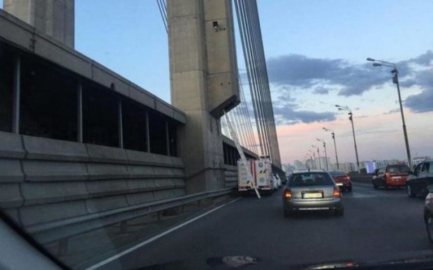 Шість авто зіткнулися на київському мосту: є постраждалі
