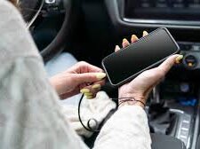 Зарядка смартфона в авто: фото из свободных источников