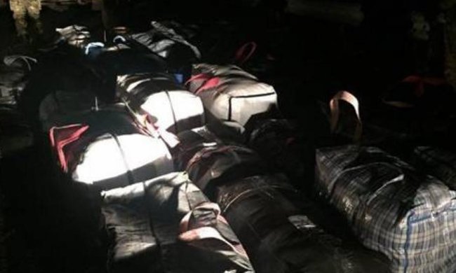 Озброєні зловмисники везли в "ДНР" косметику та взуття