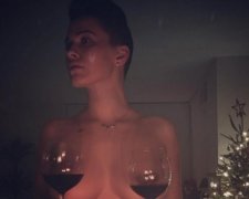 Даша Астаф'єва дегустувала вино голими грудьми