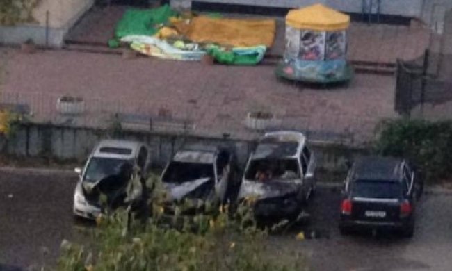 У столиці вночі спалили три автомобілі (фото)