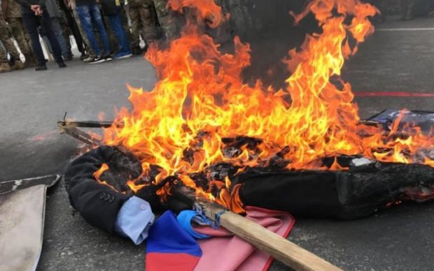 Чучело гори: в Киеве сожгли "Путина"