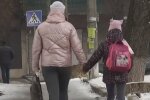 Школярка з мамою, скріншот: Youtube