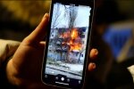 Украинка показывает квартиру друга, уничтоженную российскими обстрелами (Фото: REUTERS)