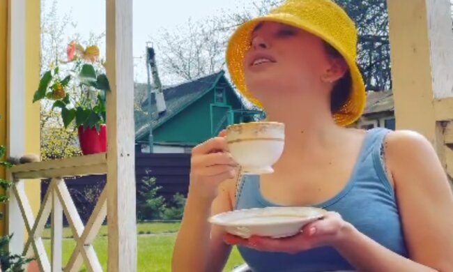 Зірка "Дизель шоу" Вікторія Булітко показала, як з мамою відпочиває на дачі - "Тренувань не потрібно"