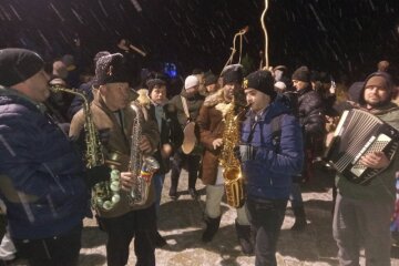 На Буковину завітала легендарна Маланка: кози та козаки з саксофонами заполонили вулиці