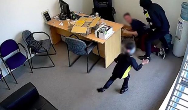 Маленька дівчинка захистила від грабіжників батькову крамницю (відео)