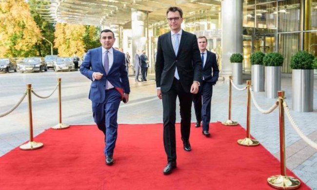 "Я зі шляху не зверну": Володимир Омелян про ворогів, корупцію та Майбах дружини