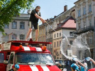 Поливальний понеділок, фото з вільних джерел