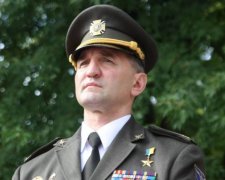 До слез: перед легендарным украинским генералом в посольстве стали на колени
