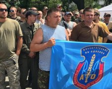 Учасники АТО вимагають від Порошенка розпустити Раду і Кабмін