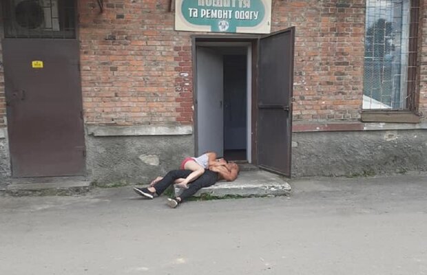 На Львівщині п'яна парочка влаштувала сором на сходинках: "Романтика"