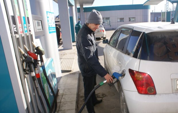 Бензин та дизпаливо в Україні рекордно подешевшали: що відбувається