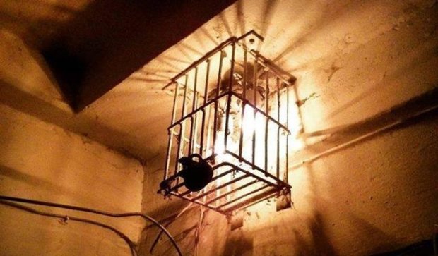 У під'їздах "ДНР" лампочки ховають під замок (фото)
