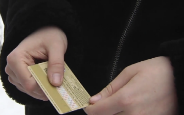 Банківська картка. Фото: скрін youtube