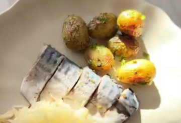 Запеченная молодая картошка с чесноком и укропом, кадр из видео