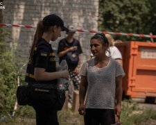 Спасатели ГСЧС на месте ракетного удара в Дарницком районе Киева