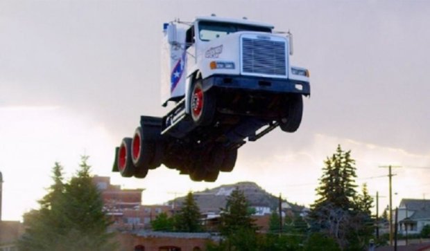 В США грузовик «прыгнул» на 50 метров и установил рекорд (видео)