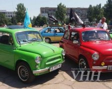 Власники "Запорожців" помірялися своїми красенями