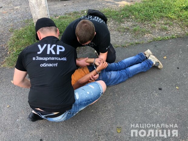 Полиция оперативно раскрыла разбойное нападение в Ужгороде, фото Нацполиции