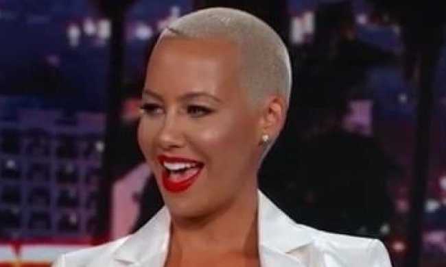 Бритоголовая модель похвасталась фигурой