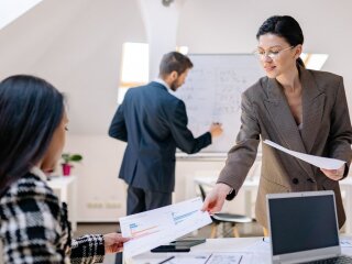 Одинокая мать с ребенком на работе