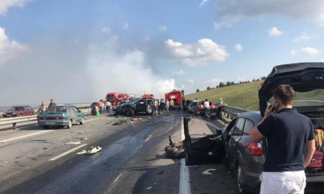 Автобус і дві вантажівки влаштували місиво під Ростовом, є жертви