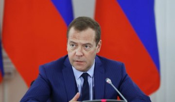 Не перестаем держаться: Медведев заткнул недовольных чиновников 