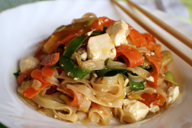 пікантний рецепт: тайський салат з рисовою локшиною і яловичиною