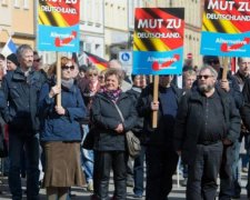 Копи врятували німецьких друзів Путіна від розлюченого натовпу
