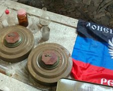 У схованці зі зброєю знайшли наркотики та прапор «ДНР» (фото)