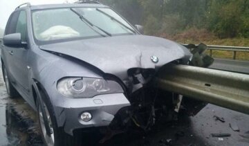 На Львівщині відбійник проткнув BMW
