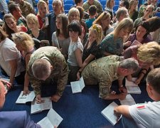 Кіборги роздавали автографи на презентації книги «Аеропорт» (фото)
