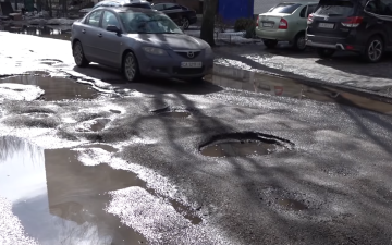 Ями на дорогах. Фото: скрін youtube