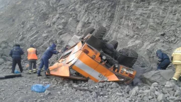 Автобус з дітьми злетів у прірву, десятки жертв: перші кадри
