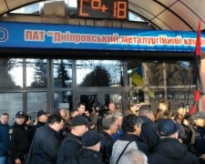 "Свобода" и "Правый сектор" устроили "экологический" фарс у стен ДМК