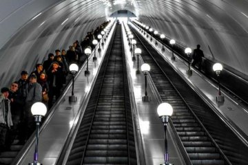 НП у київському метро: жінка втратила свідомість на ескалаторі