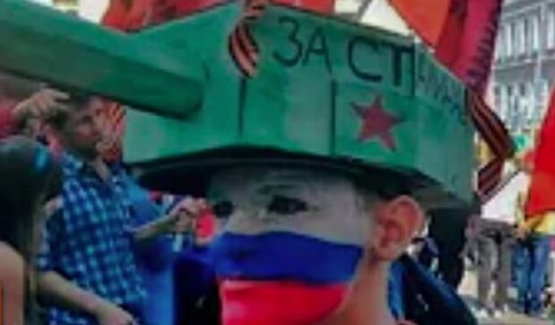 Танк на голове у россиянки. Фото: скриншот youtube