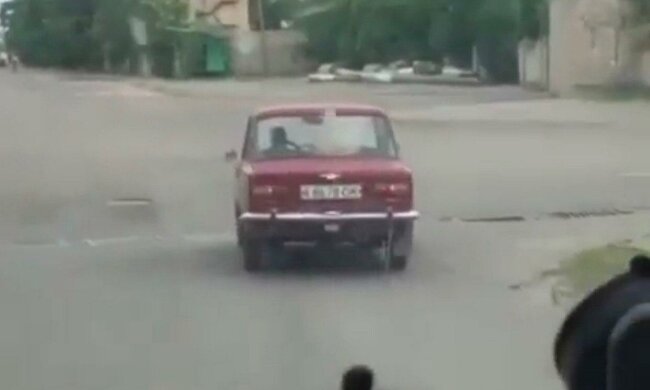 Под Запорожьем малышка за рулем авто устроила "Форсаж" по улицам города — "Когда батя отправил за хлебом"