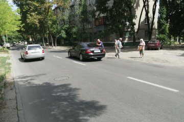 У Дніпрі бидло-водій накинувся з битою на пішохода, що переводив через дорогу бабусю-інваліда: "Чекай неприємностей"