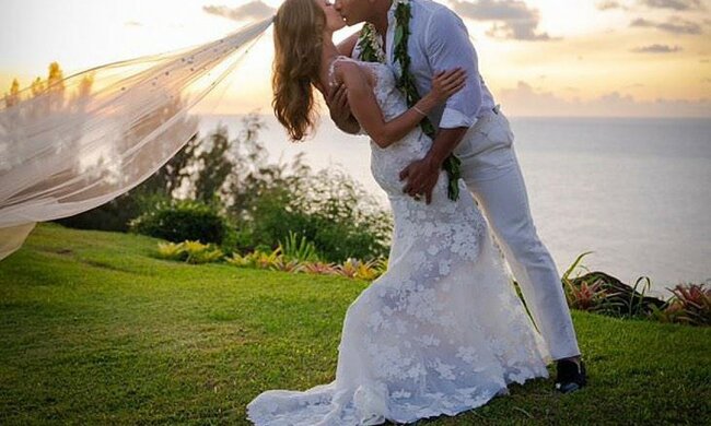 Дуэйн "Скала" Джонсон отгулял тайную свадьбу на райских Гавайях, но от камер не скрыться: чувственные кадры