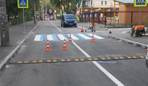 Не умеешь - не берись: неудачная попытка пешеходного 3D-перехода в Киеве (фото)