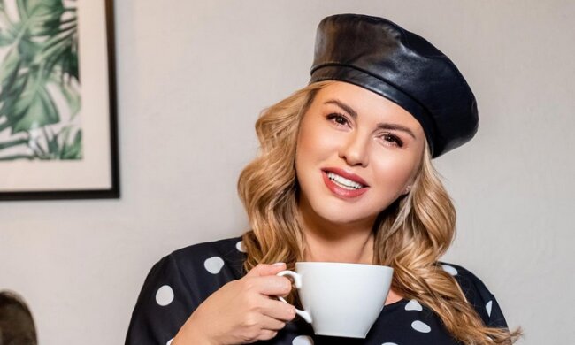 Семенович напялила берет и пофилософствовала о коллапсе в голове: "Вот он, девиз счастливых людей ″