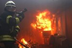 Пекельне полум'я охопило багатоповерхівку в Одесі, людей виносять на носилках: перші подробиці