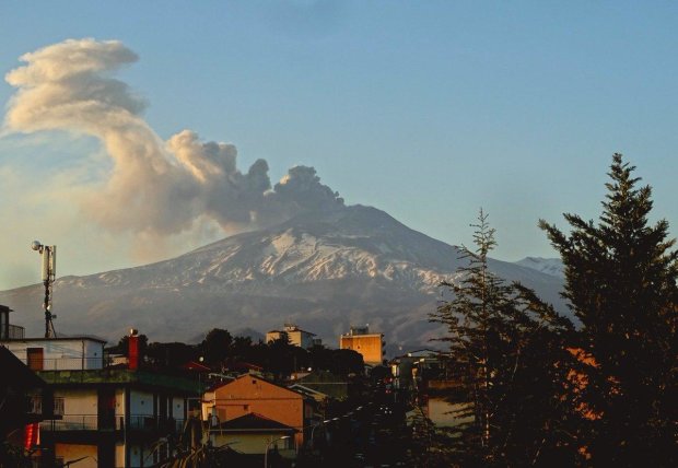 Проснулся самый активный вулкан Европы: авиарейсы массово отменяют, люди в панике