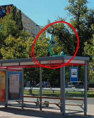 Електросамокат на даху трамвайної зупинки у Варшаві. Фото: warsawhere.pl
