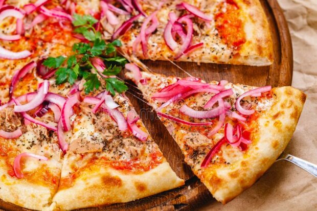 Вы в нее влюбитесь с первого кусочка: рецепт пиццы с тунцом и красным луком