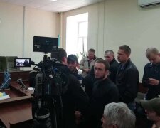 Головне за ніч: обмін полоненими, доля "катів" Майдану, перерахунок податків та шпигунство у клубі Порошенка