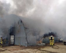 Під Дніпром спалахнув великий склад: рецидив Ічні, пожежники збилися з ніг